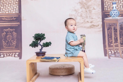 平湖宝宝边吃奶边挣扎烦躁